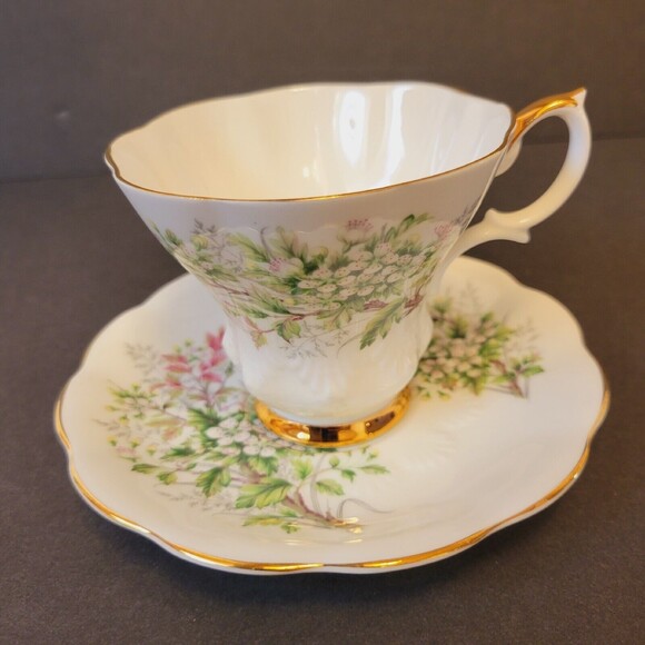 Vtg Royal Albert Friendship Hand Painted Floral Design Teacup And Saucer Set - Picture 1 of 10